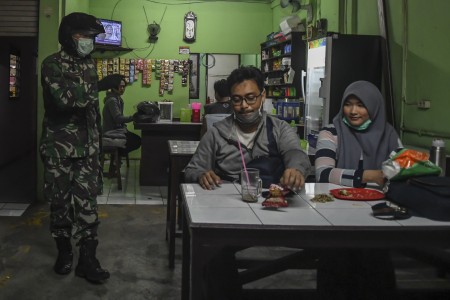 Aturan Pembatasan Sosial Tak Bertaring Tanpa Sanksi