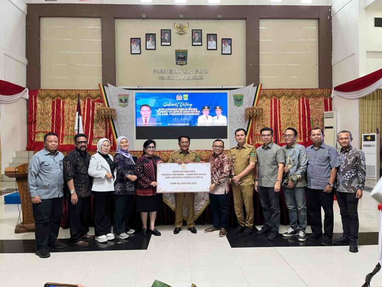 Komisi VII DPR RI Salurkan Bantuan Rp500 Juta untuk Pemulihan UMKM Padang Pariaman